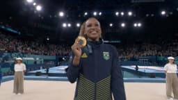 Rebeca Andrade inspira figurino de Anitta no Carnaval