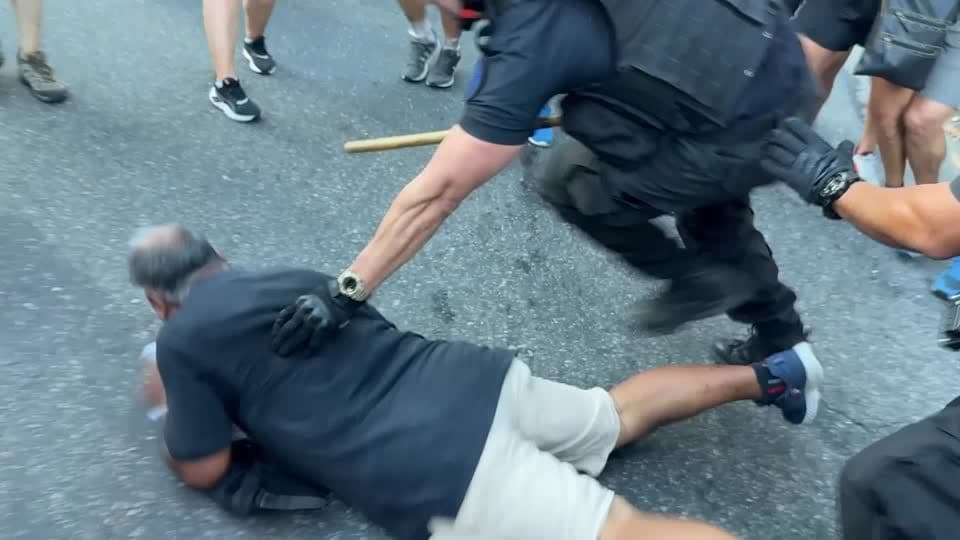 Conflito entre policiais e aposentados marca protesto na Argentina