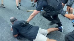 Conflito entre policiais e aposentados marca protesto na Argentina