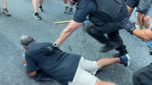 Conflito entre policiais e aposentados marca protesto na Argentina