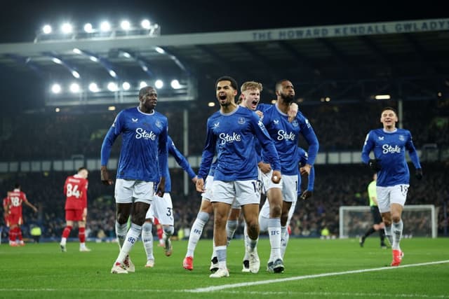 Everton empata com Liverpool em clássico histórico