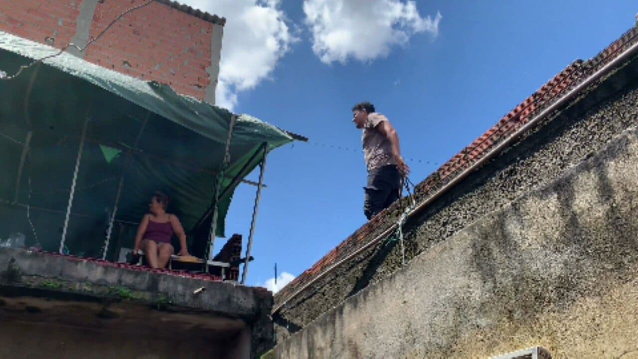 Família se muda para telhado após enchente em SP