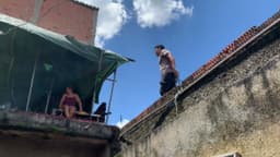 Família se muda para telhado após enchente em SP