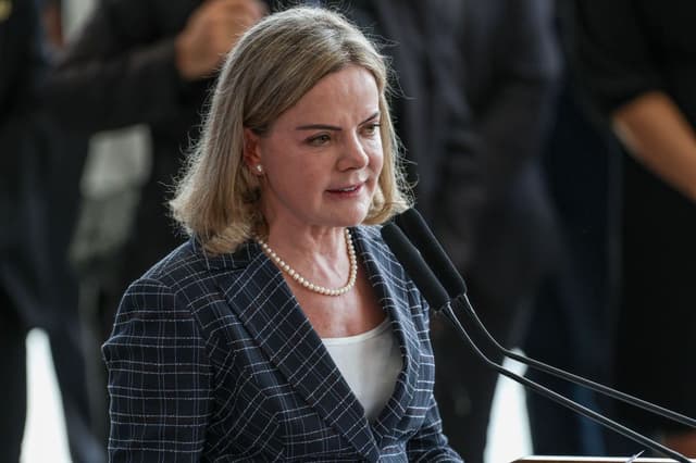 Gleisi Hoffman inicia trabalho recebendo líderes no Planalto