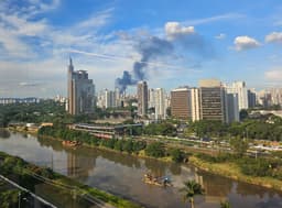 Incêndio de grandes proporções em galpão na Zona Norte