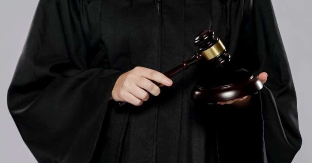 Julgamento de médico por duplo homicídio em abril