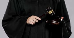 Julgamento de médico por duplo homicídio em abril