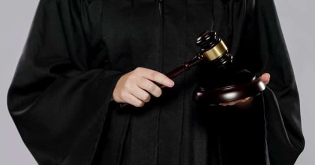 Julgamento de médico por duplo homicídio em abril