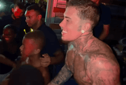 MC Daniel distribui cestas básicas após nascimento do filho