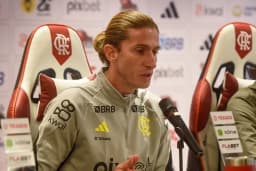 Danilo elogia atitude de Filipe Luís nos treinos