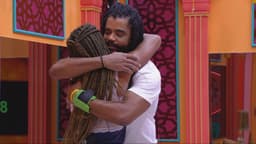 Diogo Almeida e Aline compartilham carinho após primeiro beijo