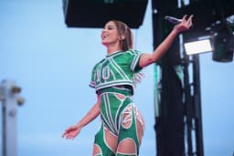 Anitta tem incidente com microfone em show em BH