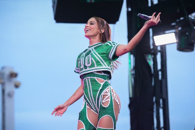 Anitta tem incidente com microfone em show em BH