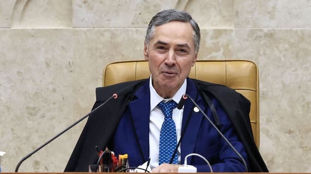 STF apresenta gravata e lenço temáticos para autoridades