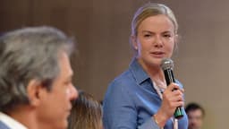 Gleisi Hoffmann inicia articulações políticas após conversa com Lula