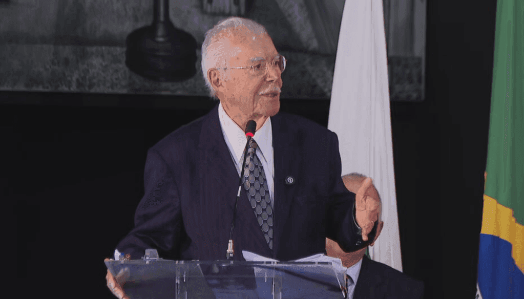 Sarney destaca importância da vigilância na democracia