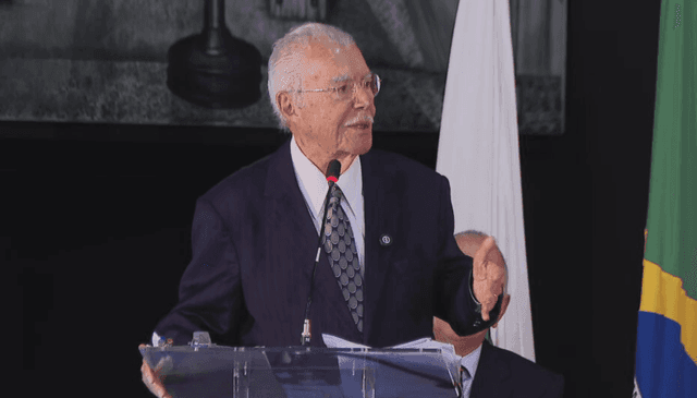 Sarney destaca importância da vigilância na democracia