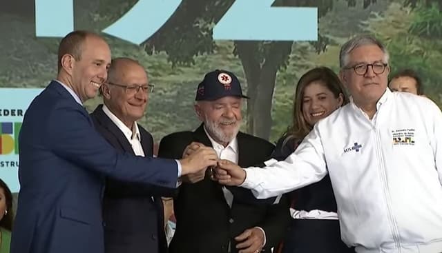 Prefeito aliado de Bolsonaro é vaiado em evento com Lula