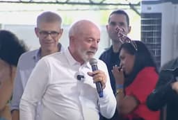 Lula critica uso de celulares para disseminar fake news