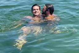 Marco Pigossi e Marco Calvani aproveitam romance na praia