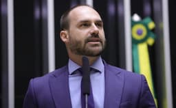 Direita comenta apreensão do passaporte de Eduardo Bolsonaro
