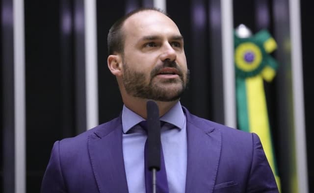 Direita comenta apreensão do passaporte de Eduardo Bolsonaro