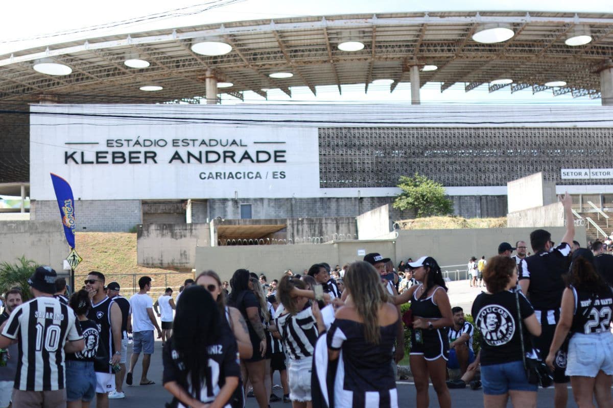 Torcida do Botafogo comparece em jogo contra Madureira
