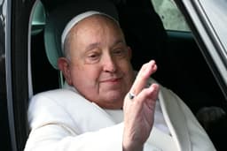 Vaticano informa que Papa teve noite tranquila no hospital