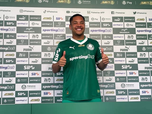 Vitor Roque comenta saída do Barcelona e ansiedade no Palmeiras