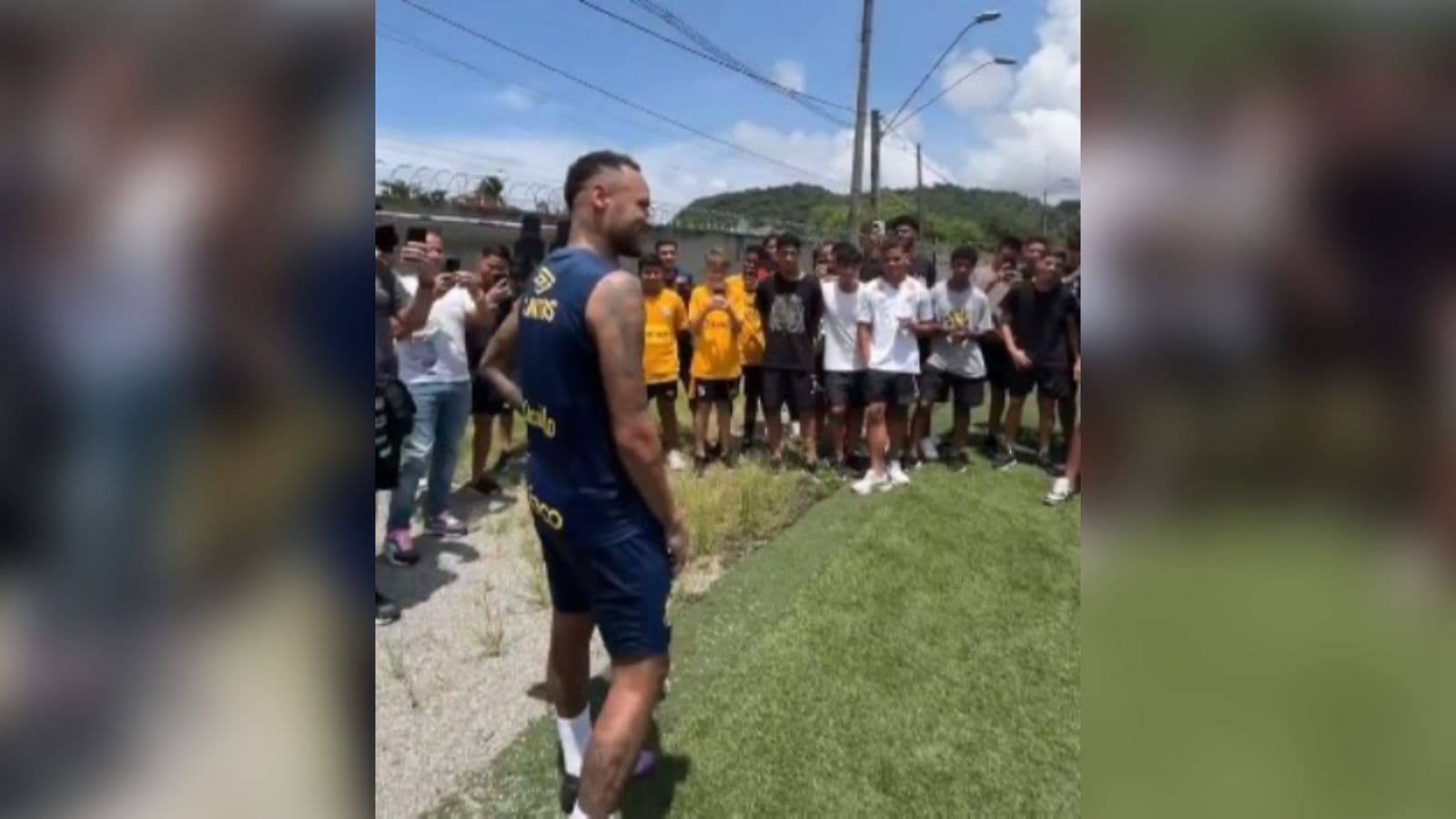 Neymar surpreende base do Santos antes de partida
