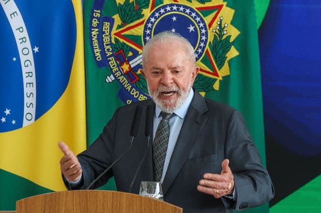 Lula destaca a importância da democracia contra o autoritarismo