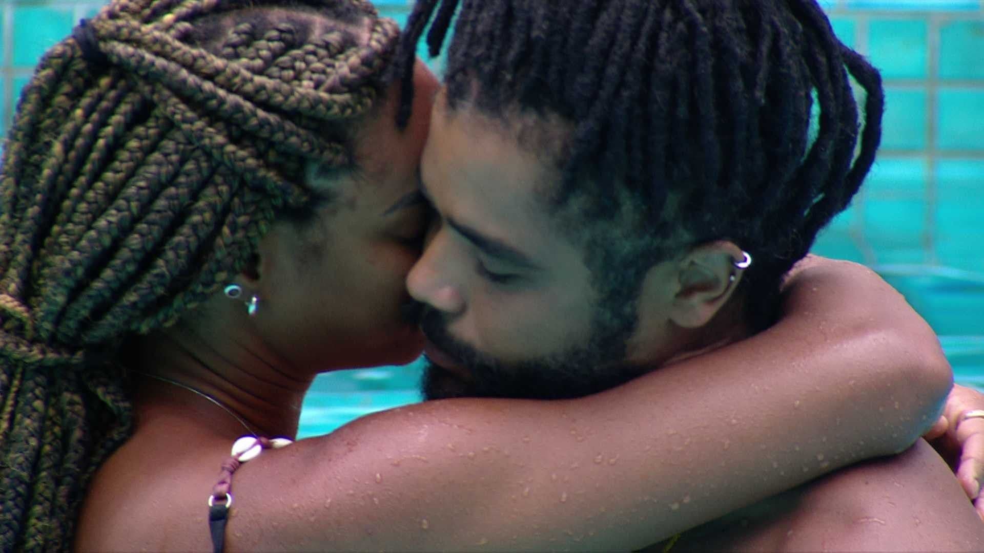 Aline e Diogo Almeida desfrutam clima romântico na piscina