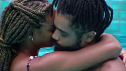 Aline e Diogo Almeida desfrutam clima romântico na piscina