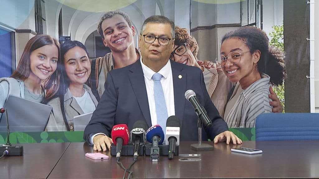 Flávio Dino afirma não ter desconforto em julgar Bolsonaro