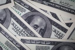 Dólar cai com novo tarifaço de Trump e reações globais