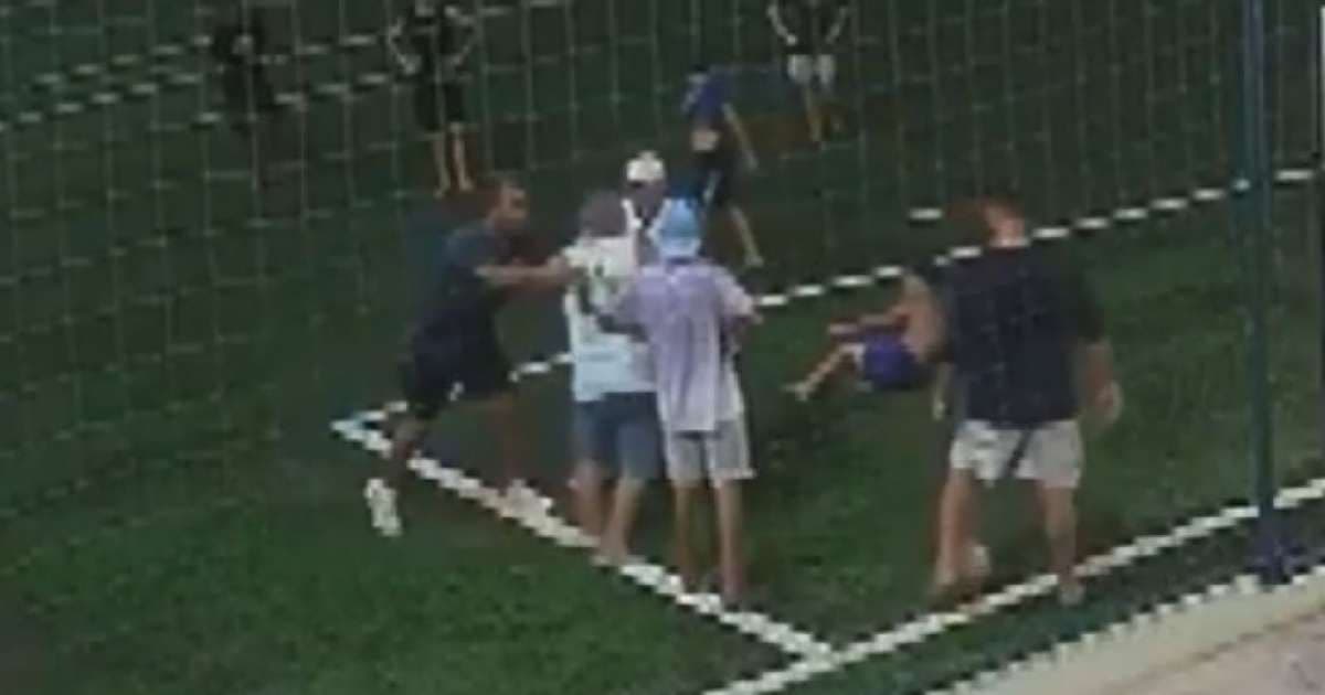 Homem invade campo e agride criança em Minas Gerais