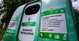 Vandalismo em Porto Alegre: Contêineres recicláveis incendiados