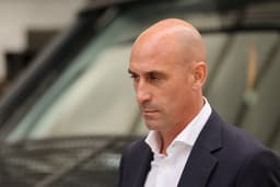 Luis Rubiales enfrenta julgamento por beijo forçado em atleta