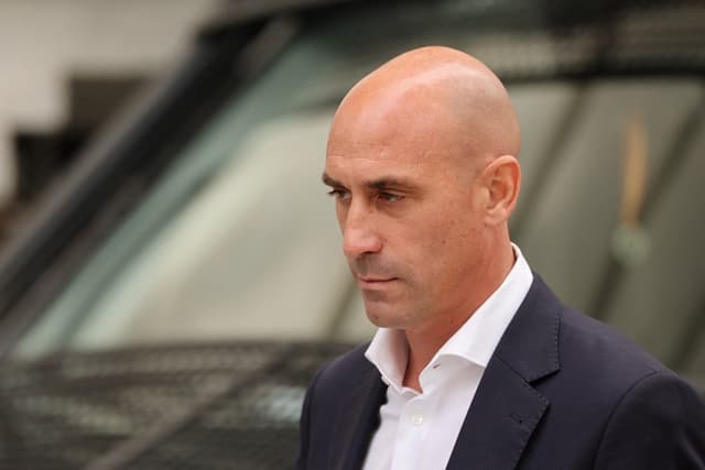 Luis Rubiales enfrenta julgamento por beijo forçado em atleta