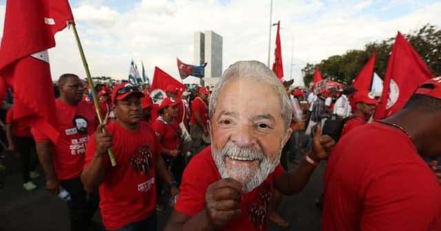 Lula visita acampamento do MST e anuncia políticas