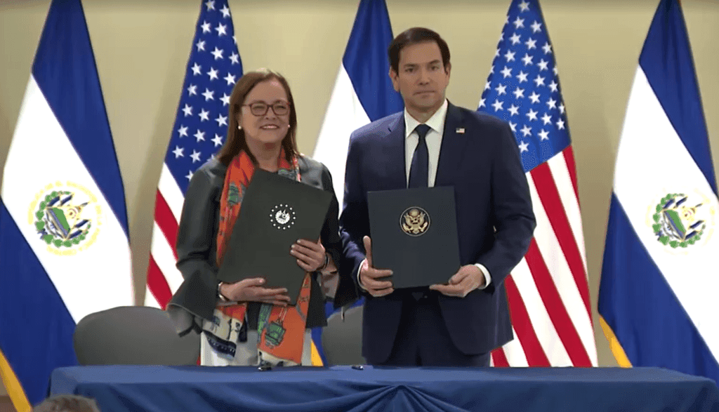 El Salvador oferta abrigo a criminosos deportados dos EUA