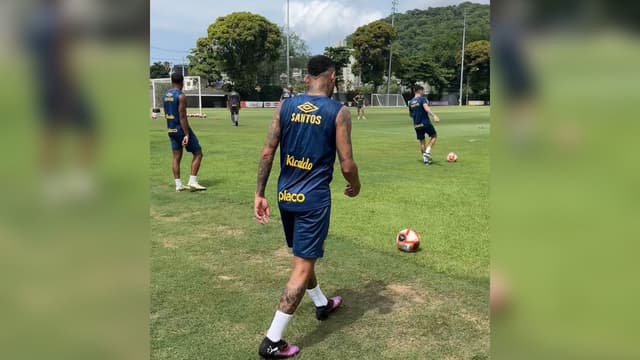 Neymar faz gol impressionante em treino do Santos