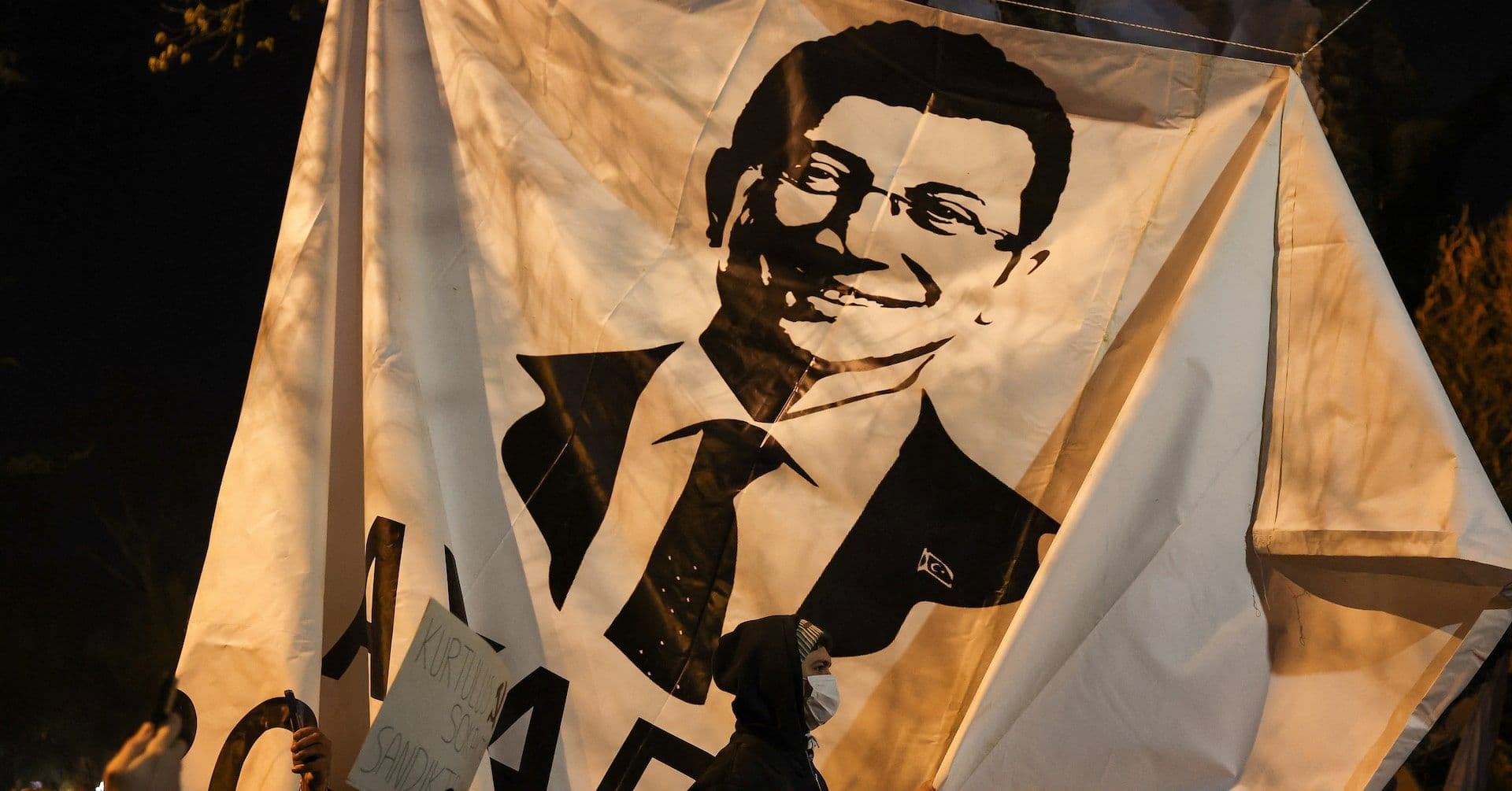 Imamoglu Detido e Protestos Aumentam na Turquia