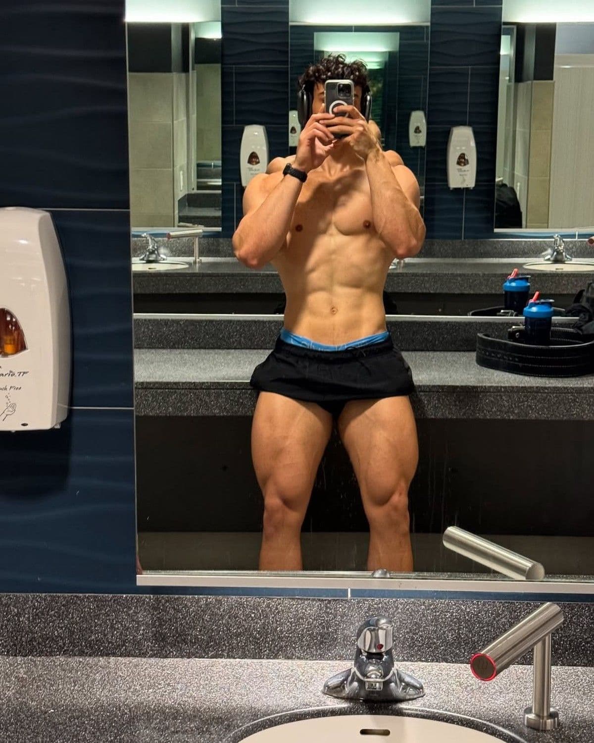 Victor Alexandre exibe corpo musculoso e impressiona seguidores