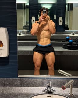 Victor Alexandre exibe corpo musculoso e impressiona seguidores