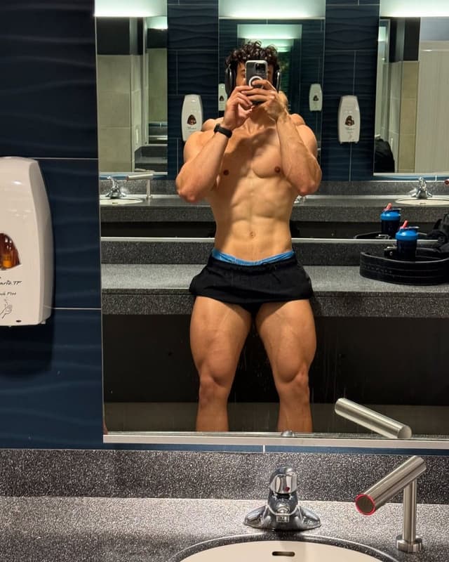 Victor Alexandre exibe corpo musculoso e impressiona seguidores