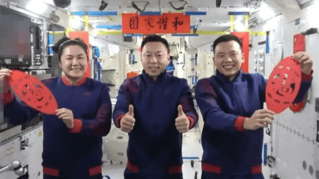 Astronautas celebram Ano Novo Chinês na estação Tiangong