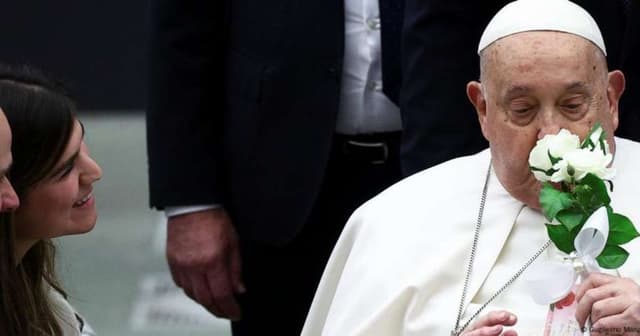 Papa Francisco apresenta melhora após longa internação