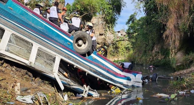 Tragédia em Guatemala: ônibus cai de ponte e mata 51