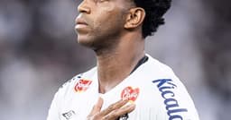 Gil critica arbitragem após clássico contra Corinthians